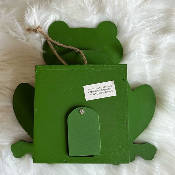 NWOT Frog Birdhouse Green with Red Flower Wood Hanging - Picture 11 of 14